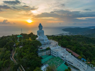 Phuket 'in etrafındaki hava manzarası Büyük Buda' nın güzel günbatımında