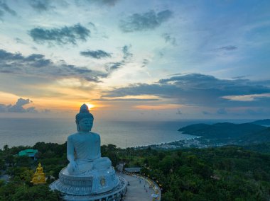 Phuket 'in etrafındaki hava manzarası Büyük Buda' nın güzel günbatımında