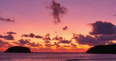 Renkli romantik gökyüzü günbatımının gökyüzü arkaplanının rengini değiştiren hava manzarası. Gün batımında güzel altın gökyüzü Kata sahilinde Phuket 'te Pu adası üzerinde doğa ve seyahat konsepti..