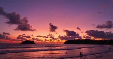 Renkli romantik gökyüzü günbatımının gökyüzü arkaplanının rengini değiştiren hava manzarası. Gün batımında güzel altın gökyüzü Kata sahilinde Phuket 'te Pu adası üzerinde doğa ve seyahat konsepti..