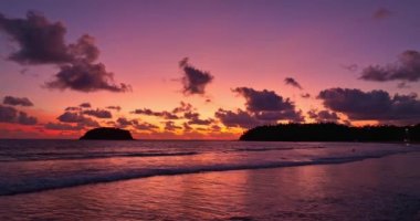 Renkli romantik gökyüzü günbatımının gökyüzü arkaplanının rengini değiştiren hava manzarası. Gün batımında güzel altın gökyüzü Kata sahilinde Phuket 'te Pu adası üzerinde doğa ve seyahat konsepti..