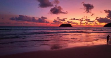 Renkli romantik gökyüzü günbatımının gökyüzü arkaplanının rengini değiştiren hava manzarası. Gün batımında güzel altın gökyüzü Kata sahilinde Phuket 'te Pu adası üzerinde doğa ve seyahat konsepti..