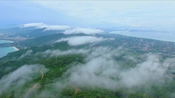 Vista Aérea Las Cimas Las Montañas Estaban Envueltas Niebla — Vídeo de stock