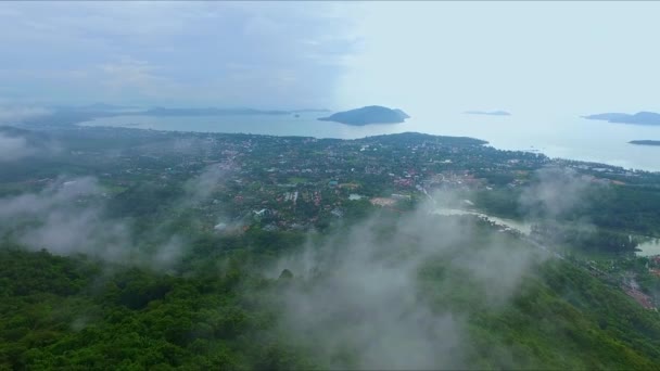 Εναέρια Άποψη Ομίχλη Αιωρείται Πάνω Από Βουνά Τρεις Παραλίες Άποψη — Αρχείο Βίντεο