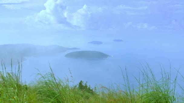 Τοπίο Ομίχλη Αιωρείται Πάνω Από Γαλάζια Θάλασσα Στην Παραλία Του — Αρχείο Βίντεο