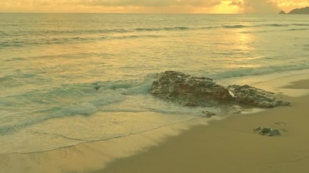 Luftaufnahme Einer Szene Zeitlupe Der Wellen Bei Leuchtend Gelbem Sonnenuntergang — Stockvideo