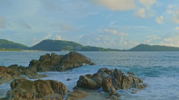 Воздушный Пейзаж Замедленного Движения Волн Синем Море Ударил Скалам Пляже — стоковое видео