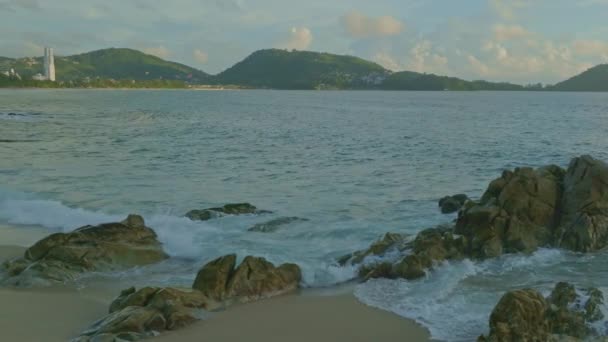 Воздушный Пейзаж Замедленного Движения Волн Синем Море Ударил Скалам Пляже — стоковое видео