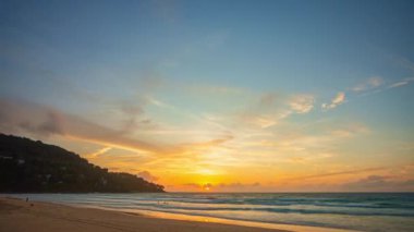 Zaman ayarlı parlak sarı günbatımı manzarası doğanın inanılmaz ışığı bulutlu gökyüzü. Gün batımında güzel gökyüzünde hareket eden renkli bulutlar. Doğa videosu doğada yüksek kalitede görüntüler