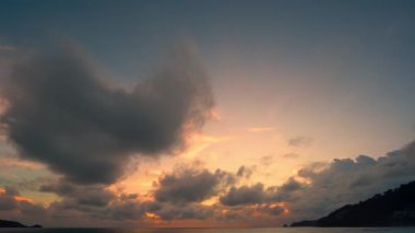 Patong Sahili, Phuket 'teki okyanus üzerindeki hayali bulut manzarasında zaman aşımı