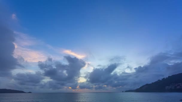 夕阳西下 时间飞逝的云彩在海面上飘扬 想象一下日落时分美丽的天空上的美丽的粉色云彩在海面上 壮观的日落景观 天空纹理背景 — 图库视频影像
