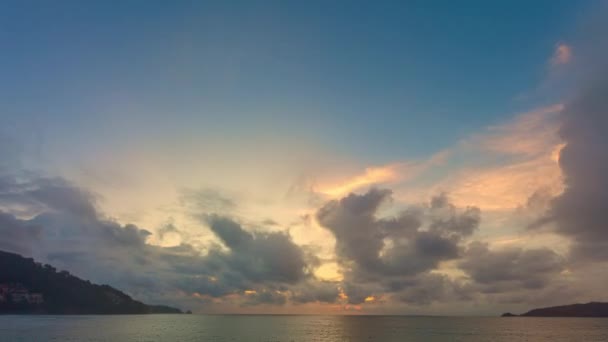 Время Истекает Облака Движутся Над Морем Красочном Небе Заката Представьте — стоковое видео