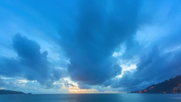 夕阳西下 美丽的云彩在五彩斑斓的天空中缓缓飘扬 自然录像高品质的镜头 冥想的海洋和天空背景 壮观的日落或日出的云彩背景 — 图库视频影像