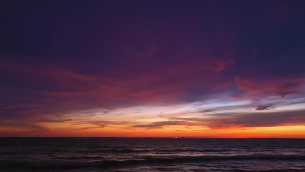 Frumos Cer Roz Apusul Soarelui Deasupra Oceanului Scena Romantică Frumoasă — Videoclip de stoc