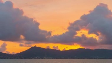 Zaman atlaması çarpıcı renkli bulutlar şekil değiştiriyor ve dağ sırasının üstündeki gün batımında büyüleyici bir renk vardı. Günbatımının görkemli manzarası Doğanın inanılmaz ışığı. bulutmanzarası arkaplanı.