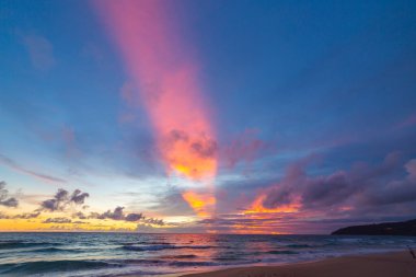 Okyanusun üstündeki gökyüzünde renkli pembe ışık yalağı manzarası.