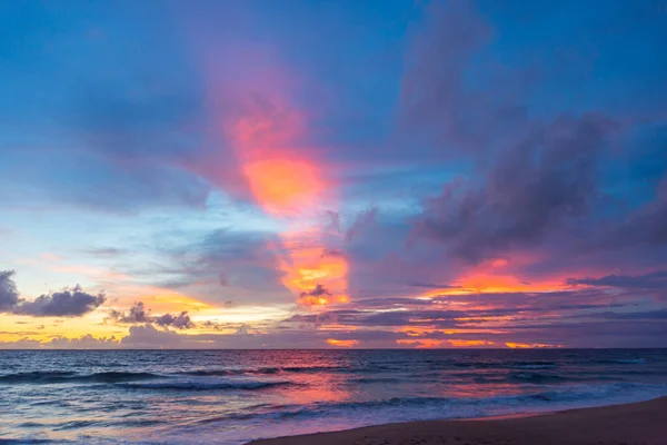 Szene Aus Farbenfrohem Rosa Lichttrog Himmel Über Dem Ozean — Stockfoto