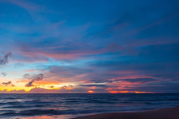 Okyanusun Üstündeki Gökyüzünde Renkli Pembe Işık Yalağı Manzarası — Stok fotoğraf
