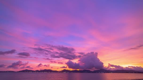 ピンクの空の美しさは 素晴らしい夕日を魅了していました 美しいピンクの雲が日没で形や色を変えています 壮大な日没の風景 自然の驚くべき光 クラウドスケープの背景 — ストック動画