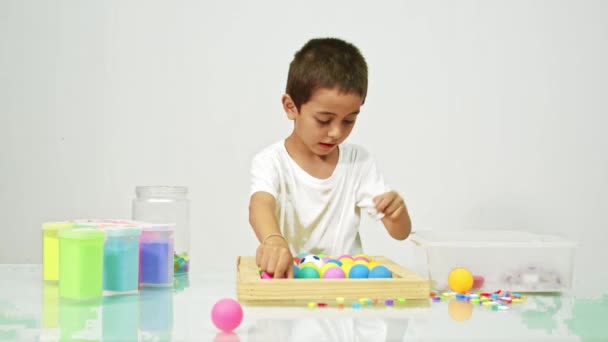 Sevimli Bir Çocuk Beyaz Odadaki Çok Renkli Boncukları Seve Seve — Stok video