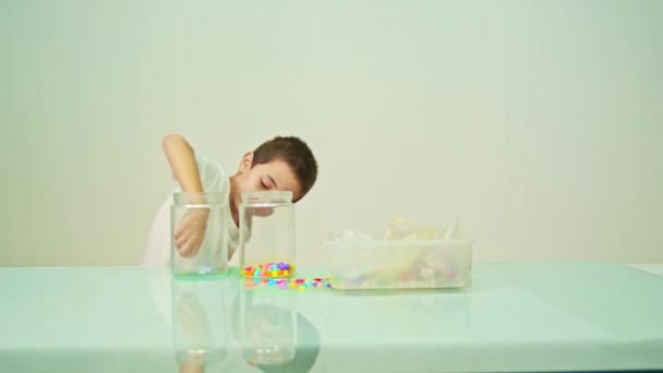 Симпатичный Мальчик Счастливо Играл Разноцветные Бусины Белой Комнате Высокое Качество — стоковое видео