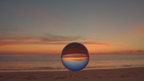 Σκηνή Του Ρομαντικού Στην Παραλία Στο Όμορφο Ηλιοβασίλεμα Μια Μαγική — Αρχείο Βίντεο