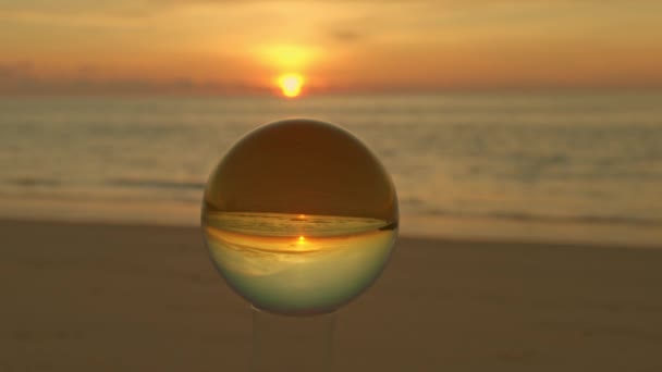 Escena Romántica Playa Atardecer Una Bola Cristal Mágico Escena Cielo — Vídeo de stock