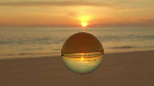 Scena Romantyczna Plaży Pięknym Zachodzie Słońca Magicznej Kryształowej Kuli Scena — Wideo stockowe