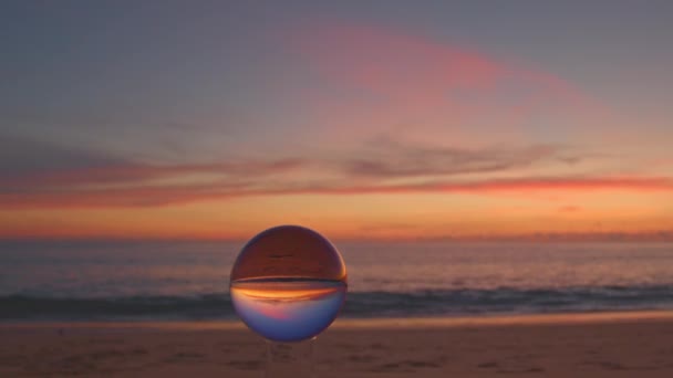 Σκηνή Ρομαντική Στην Παραλία Στο Όμορφο Ηλιοβασίλεμα Μια Μαγική Κρυστάλλινη — Αρχείο Βίντεο