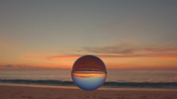 在美丽的夕阳西下的海滩上 在一个神奇的水晶球里 浪漫的一幕 浪漫的天空日落 黄光映衬蓝天背景 自然录像高质量的镜头 — 图库视频影像