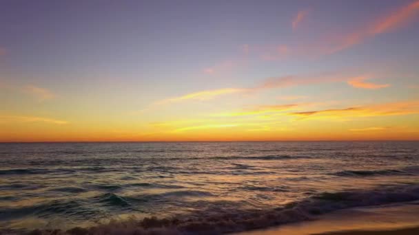 Vue Panoramique Aérienne Magnifique Coucher Soleil Jaune Dessus Mer Boucle — Video