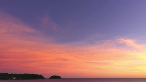 空中パノラマビュー 海の上の美しい黄色い夕日 ループビデオは 設定太陽が波の上空を描く美しいシーンを特徴としています プーケットの砂のカロンビーチで穏やかに呼吸 — ストック動画