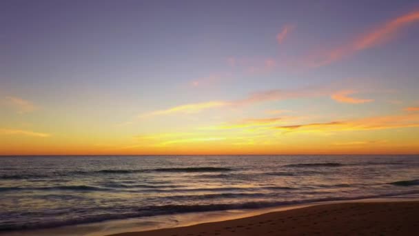 Letecký Výhled Krásné Žluté Západ Slunce Nad Mořem Looping Video — Stock video