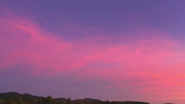 在卡隆海滩 夕阳西下 浪漫的粉色天空 具有明亮的红光和其他大气效应的日落 色彩艳丽 天空纹理抽象的自然背景 — 图库视频影像
