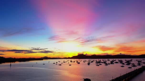 Vista Aérea Paisaje Nube Rosa Sobre Isla Vdo Majestic Sunrise — Vídeo de stock