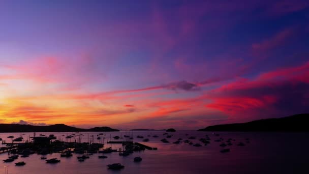 마제스틱 풍경의 Vdo 하늘의 놀라운 Chalong Marina Gulf 배경에 — 비디오