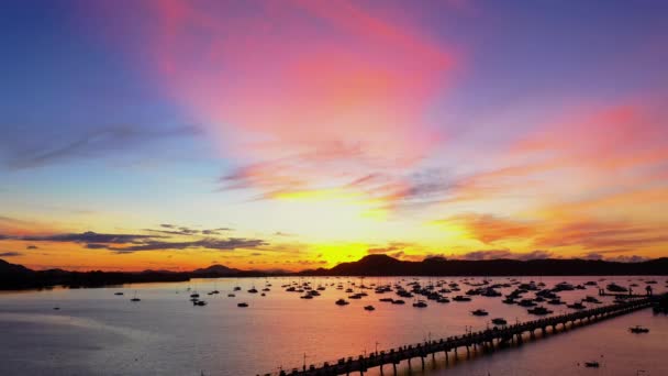鸟瞰风景岛上的粉色云彩 4K维多壮观的日出景观令人惊叹的自然光云彩天空在山脉之上 Chalong码头背景下的游艇 — 图库视频影像