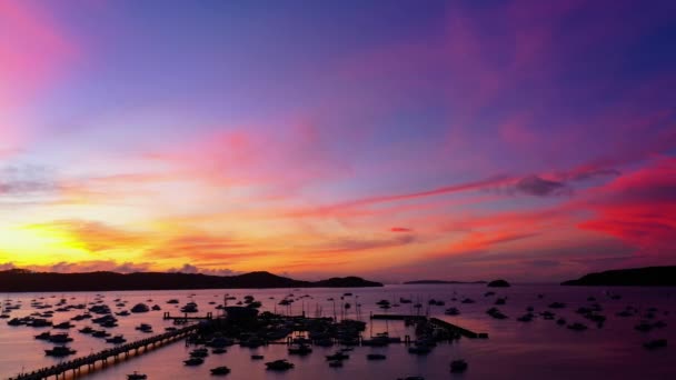 Vista Aérea Paisaje Nube Rosa Sobre Isla Vdo Majestic Sunrise — Vídeos de Stock