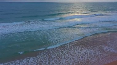 Karon sahilinde romantik bir gün batımı. Karon sahilinde hava manzaralı romantik günbatımı. Soyut doğa arkaplanı... gün batımı tatlı renkli ışık ışınları ve diğer atmosferik efektler.. 