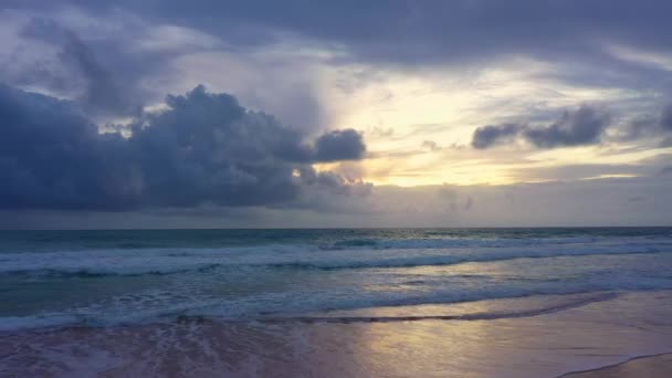 Karon Sahilinde Romantik Bir Gün Batımı Karon Sahilinde Hava Manzaralı — Stok video