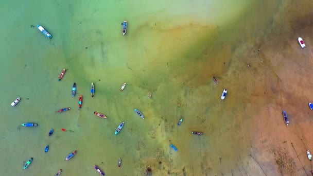 Vista Aérea Barcos Pesca Aparcamiento Playa Durante Marea Baja Playa — Vídeo de stock