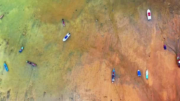 Vista Aérea Los Barcos Pesca Amarrados Mar Durante Marea Baja — Vídeo de stock
