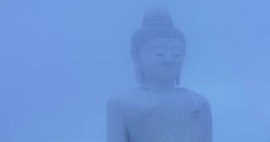 Hava manzaralı sis, Phuket Büyük Buda 'nın görüşünü engelleyen kalın bir sis bulutuydu. Sis güneşi kapatarak heykeli neredeyse görünmez hale getirmişti..  