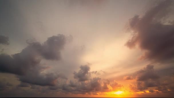 Закате Над Морем Плавают Облака Времени Облака Освещенные Заходящим Солнцем — стоковое видео