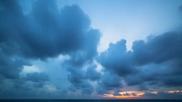 Закате Над Морем Плавают Облака Времени Облака Освещенные Заходящим Солнцем — стоковое видео
