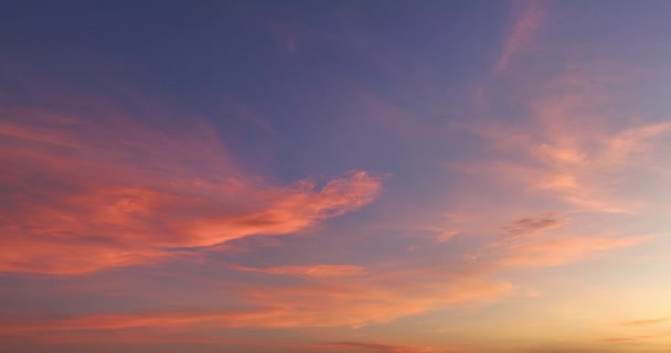 空中风景红云漂浮在清晨的蓝天上艳阳高照的艳阳高照轰隆声美妙的粉色云彩在美丽的阳光下 蓝天上有紫色的影子 — 图库视频影像