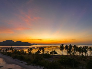 Kum yığınının üstündeki havadan deniz kenarına uzanır.