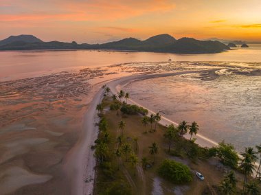 Kum yığınının üstündeki havadan deniz kenarına uzanır.