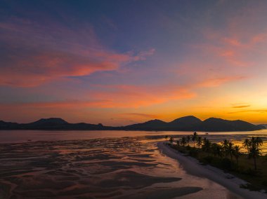 Ko Yao Noi adasının üzerinde gün doğumunda hava manzarası nefes kesici.