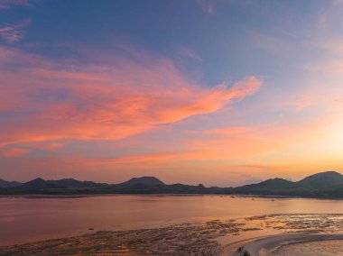 Ko Yao Noi adasının üzerinde gün doğumunda hava manzarası nefes kesici.
